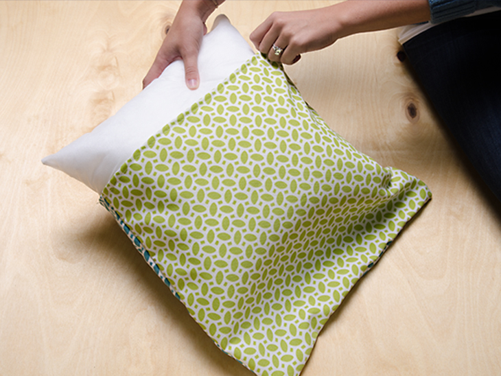 Inserting a custom pillow form in a pillow cover
